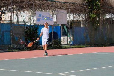 İsrail - Netanya, 27 Temmuz 2018: genç adam açık havada Tenis oynarken