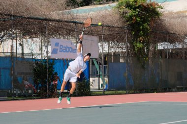 İsrail - Netanya, 27 Temmuz 2018: genç adam açık havada Tenis oynarken