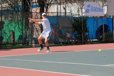 İsrail - Netanya, 27 Temmuz 2018: genç adam açık havada Tenis oynarken