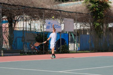 İsrail - Netanya, 27 Temmuz 2018: genç adam açık havada Tenis oynarken