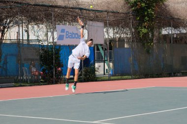 İsrail - Netanya, 27 Temmuz 2018: genç bir adam bir spor gömlek ve spor şort tenis kortunda tenis oynuyor