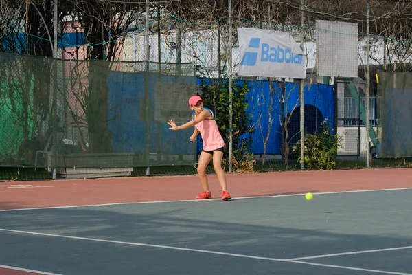 イスラエル ネタニヤ 2018 イスラエルの大会で裁判所で実行再生バッティング ボールが大きいラケット スポーツ テニス テニス Swarty フィード女の子ティーンエイ — ストック写真