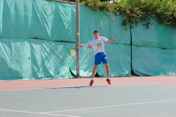 Νετάνια Ισραήλ Ιουλίου 2018 Νεαρός Παίζει Τένις Στην Ύπαιθρο — Φωτογραφία Αρχείου