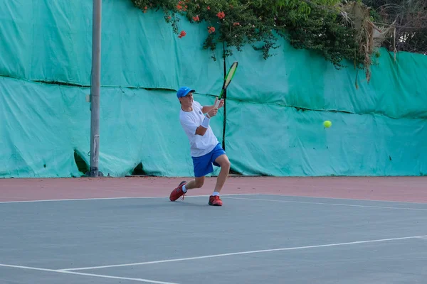 Izrael Netanya Července 2018 Mladý Kluk Hraje Tenis Pod Širým — Stock fotografie