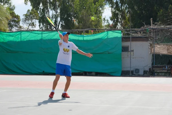 Izrael Netanya Července 2018 Mladý Kluk Hraje Tenis Pod Širým — Stock fotografie