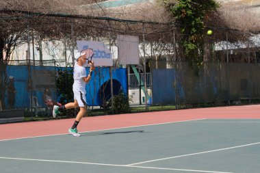 İsrail - Netanya, 27 Temmuz 2018: genç bir adam bir spor gömlek ve spor şort tenis kortunda tenis oynuyor