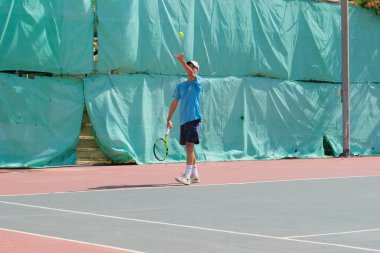 İsrail - Netanya, 27 Temmuz 2018: genç bir adam bir spor gömlek ve spor şort tenis kortunda tenis oynuyor