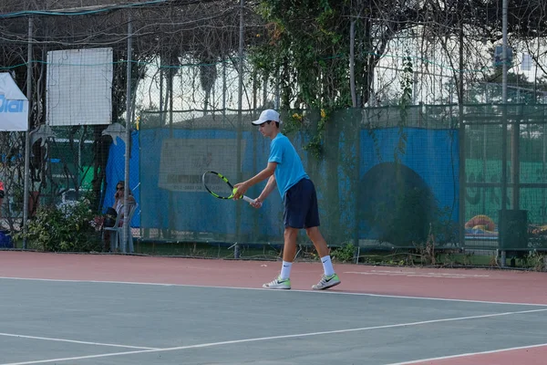 以色列 Netanya 2018年7月27日 一名身穿运动衫和运动短裤的年轻人正在网球场上玩耍 — 图库照片