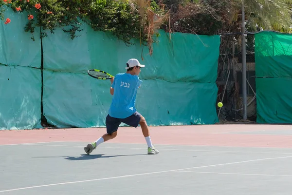 İsrail - Netanya, 27 Temmuz 2018: genç bir adam bir spor gömlek ve spor şort tenis kortunda tenis oynuyor