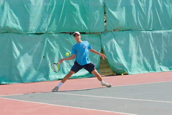イスラエル ネタニヤ 2018 スポーツ シャツとスポーツ ショート パンツの若い男のテニスコートでテニスを果たしています — ストック写真