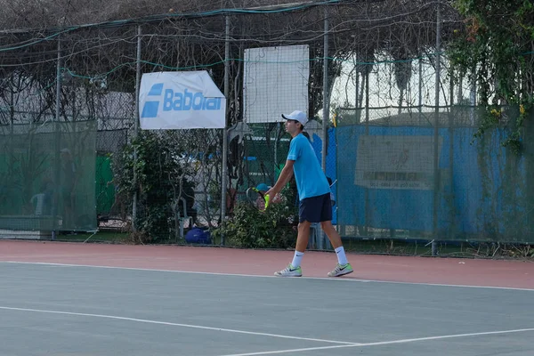 以色列 Netanya 2018年7月27日 一名身穿运动衫和运动短裤的年轻人正在网球场上玩耍 — 图库照片