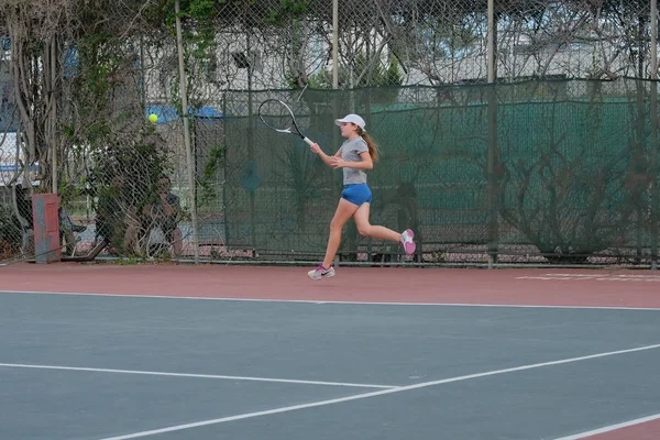 Israel Netanya Julio 2018 Una Joven Juega Tenis Con Una — Foto de Stock