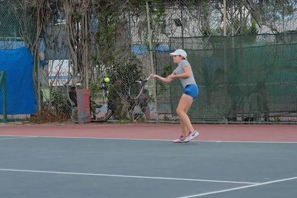 Israel Netanya Julio 2018 Una Joven Juega Tenis Con Una — Foto de Stock