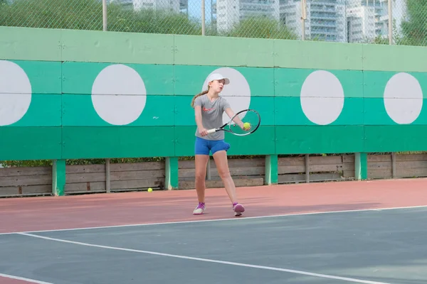 Israel Нетания Июля 2018 Года Молодая Девушка Играет Теннис Спортивной — стоковое фото