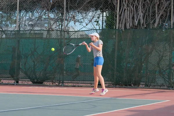 Israel Netanya Julio 2018 Una Joven Juega Tenis Con Una — Foto de Stock