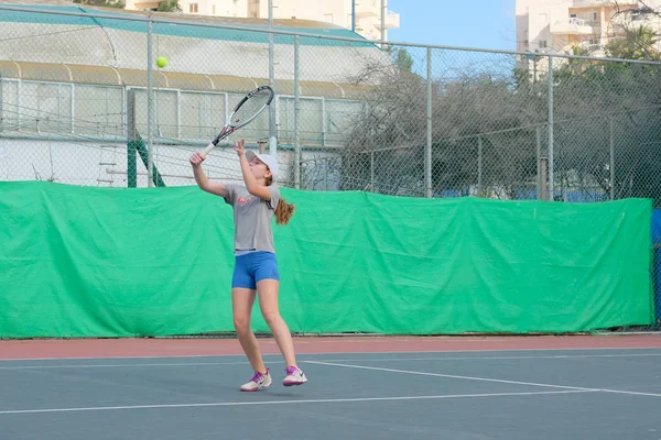 イスラエル ネタニヤ 2018 スポーツ ショート パンツのスポーツ シャツで若い女の子テニス裁判所ビート走るボールがイスラエル共和国の大会でファイリングを実行 — ストック写真