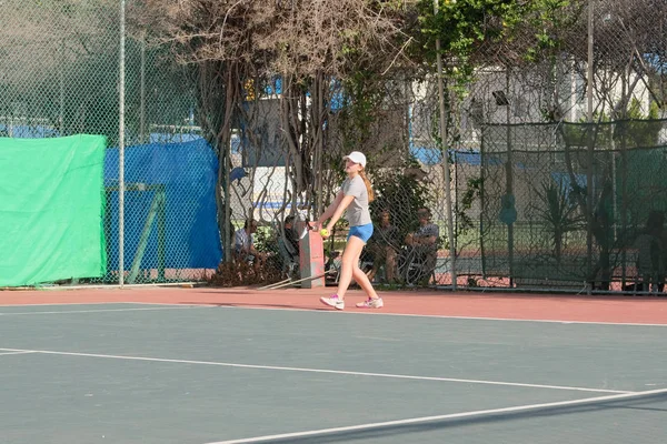 Israel Netanya Julio 2018 Una Joven Juega Tenis Con Una — Foto de Stock