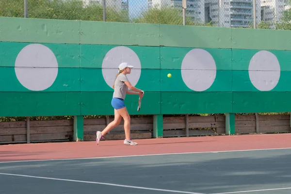 Israel Netanya Julio 2018 Una Joven Juega Tenis Con Una — Foto de Stock