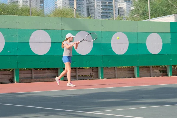 Israel Netanya Juli 2018 Ung Flicka Spelar Tennis Sportskjorta Sport — Stockfoto
