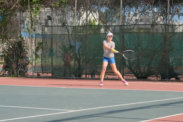 Νετάνια Ισραήλ Ιουλίου 2018 Ένα Νεαρό Κορίτσι Παίζει Τένις Ένα — Φωτογραφία Αρχείου