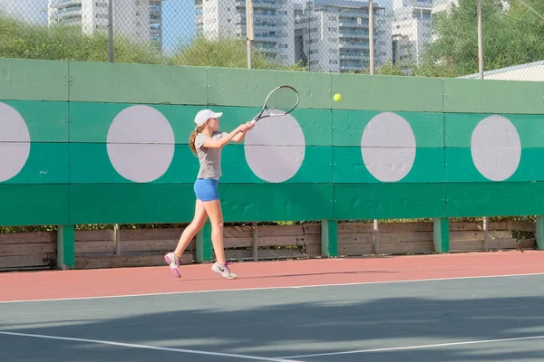 Israel Netanya Juli 2018 Ung Flicka Spelar Tennis Sportskjorta Sport — Stockfoto