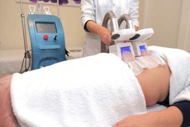 aşırı yağ karından kaldırma yordamı üzerinde donanım kozmetik salonda yetişkin kadın