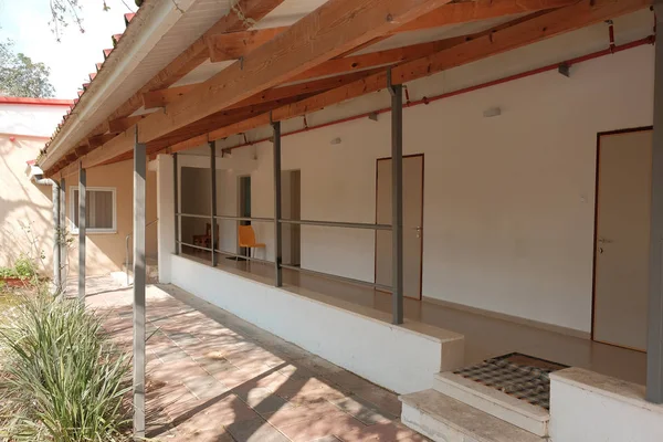 Casa Residencial Andar Fica Floresta Entre Árvores Vegetação — Fotografia de Stock