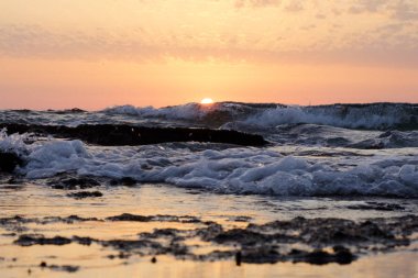 günbatımı ve gökyüzü ve deniz ve dalgalar ve Akdeniz'de İsrail üzerinde bulutlar