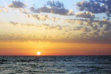 günbatımı ve gökyüzü ve deniz ve Akdeniz'de İsrail bulutlarda