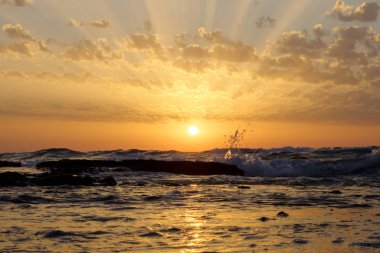 günbatımı ve gökyüzü ve deniz ve dalgalar ve Akdeniz'de İsrail üzerinde bulutlar