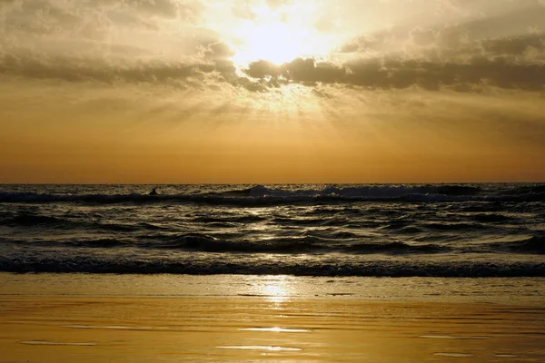 Puesta Sol Cielo Mar Olas Nubes Mar Mediterráneo Israel —  Fotos de Stock