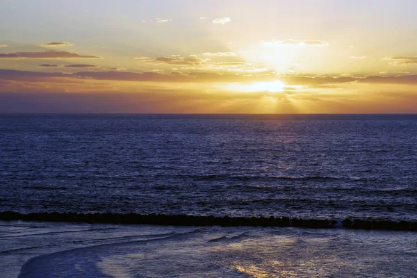 Puesta Sol Sol Mar Agua Nubes —  Fotos de Stock