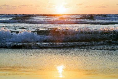 günbatımı ve güneş ve deniz ve su ve bulutlar