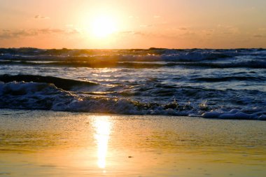 günbatımı ve güneş ve deniz ve su ve bulutlar