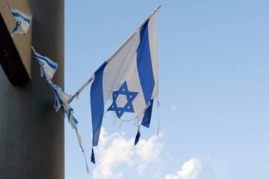 Netanya şehir Flagstaff'da İsrail asmak yırtık Devlet bayrağı