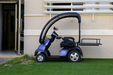 Evin pil mavi geçersiz arabadır