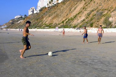İsrail - Netanya beach, 12 Ekim 2017: plaj futbol oynayan gençler