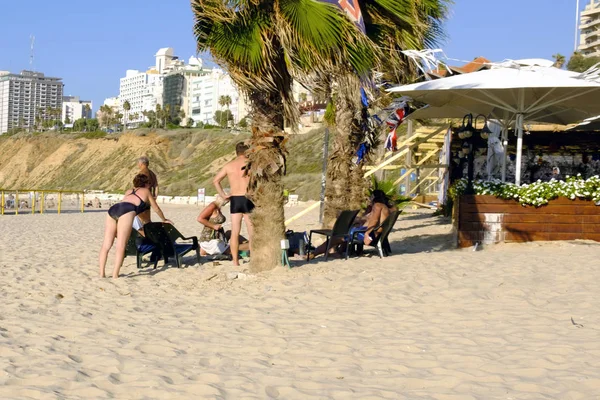 Israel Playa Netanya Octubre 2017 Muchas Personas Están Relajando Playa —  Fotos de Stock