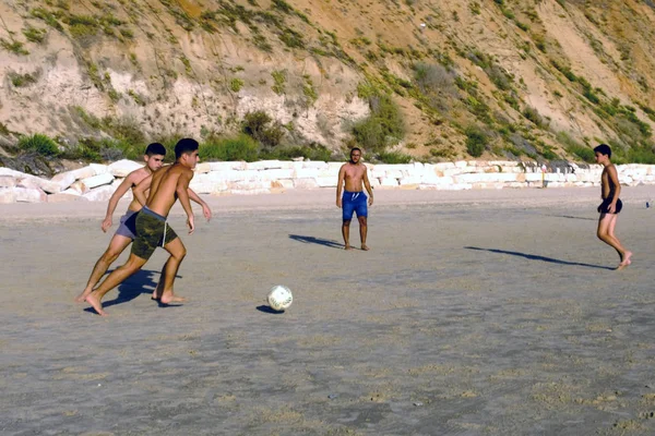 Israel Playa Netanya Octubre 2017 Jóvenes Jugando Playa Fútbol —  Fotos de Stock