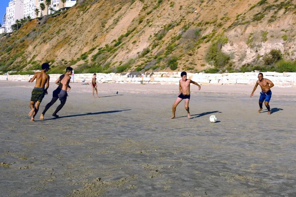 Israel Playa Netanya Octubre 2017 Jóvenes Jugando Playa Fútbol — Foto de Stock