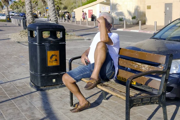 Israel Playa Netanya Octubre 2017 Anciano Sienta Banco Mira Sol — Foto de Stock