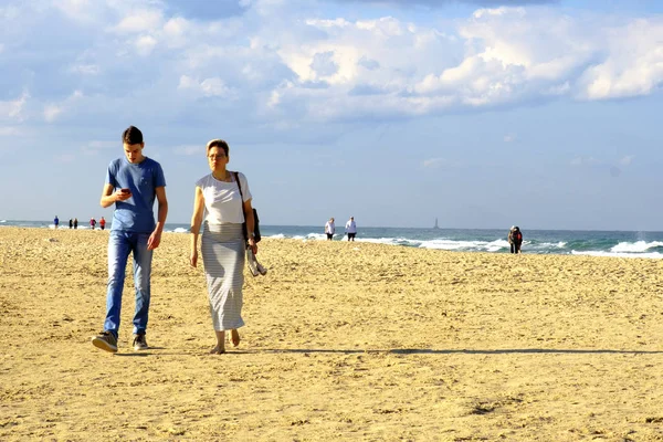 Israel Netanya Oktober 2017 Mann Und Frau Gehen Gemeinsam Strand — Stockfoto