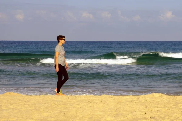 Israel Netanya Oktober 2017 Erwachsene Frau Strand Der Mittelmeerküste — Stockfoto