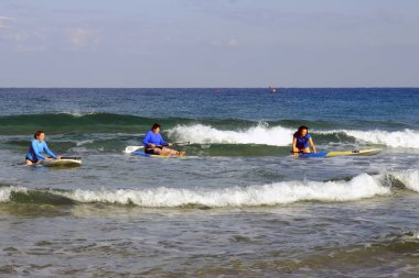 İsrail - Netanya, 14 Ekim 2017: genç kadın sup panoları Akdeniz'de kayan