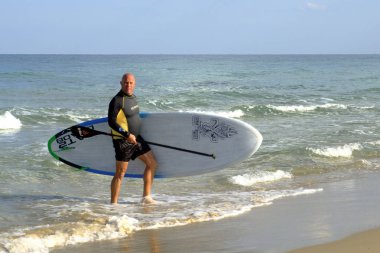İsrail - Netanya, 14 Ekim 2017: Akdeniz bir tekne ve birer kürek ile yetişkin bir adam çıkar