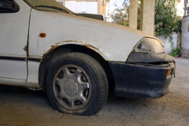 sokakta araba lastiği ve kırık Far ile eski bir paslanmış