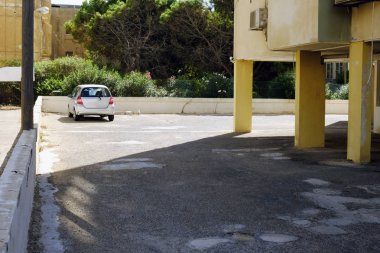 bir ev bir araba ile yakındaki otopark