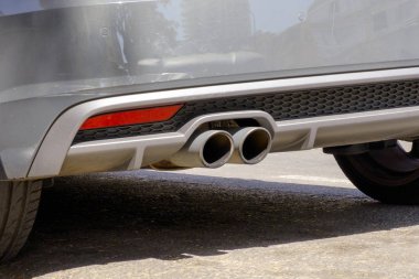 Egzoz borusu ve araba tampon gri