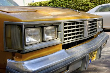 İsrail - Netanya, 07 Ekim: eski sarı araba ayakta yolda