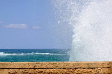taştan bir duvar kadar yüksek su sıçramasına